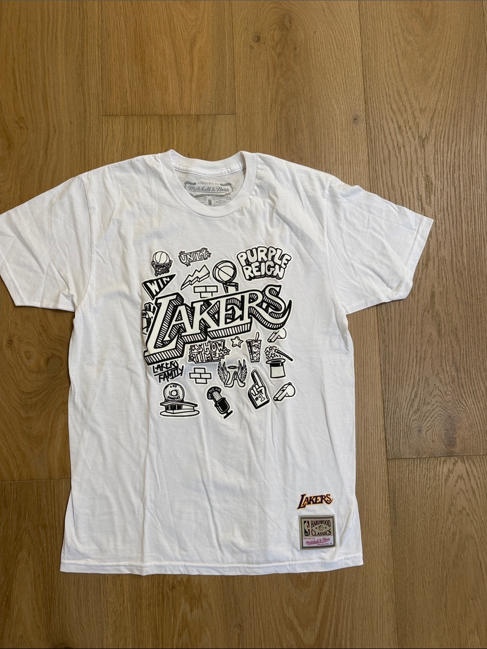 Mitchell & Ness Mens Lakers White Graphic Crewneck T-Shirt
